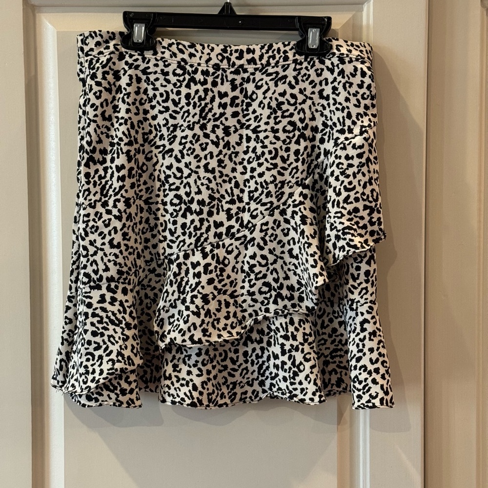 Adorable, flirty skirt for stylish Juniors!!